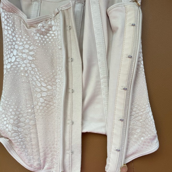 Cali Curves Waist Trainer - Picture 3 of 5